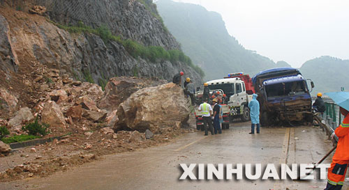 6��23�գ��ڳ������ٹ�·ɽ�w�����¹ʬF(xi��n)�������U�ˆT������·��ľ�ʯ�����գ����Ϗ��ҽ��ս��󵽱��꣬�������ٹ�·�������|����144����̎�l(f��)��ɽ�w�������L��ľ�ʯ����һ�v��؛܇�����һ���܂�����?sh��)ؽ�����·�����T�o���s���F(xi��n)����Ԯ����(j��ng)�^7����С�r�ľo�����ޣ���ͨ��һ�l���Uͨ���������ѱ������t(y��)Ժ���Ρ� �� ���A��l(f��)(������ �z) 