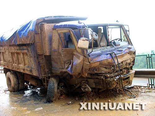 6��23���ڳ������ٹ�·ɽ�w�����F(xi��n)���Ĕz��һ�v����ʯ���еĴ�؛܇�����գ����Ϗ��ҽ��ս��󵽱��꣬�������ٹ�·�������|����144����̎�l(f��)��ɽ�w�������L��ľ�ʯ����һ�v��؛܇�����һ���܂�����?sh��)ؽ�����·�����T�o���s���F(xi��n)����Ԯ����(j��ng)�^7����С�r�ľo�����ޣ���ͨ��һ�l���Uͨ���������ѱ������t(y��)Ժ���Ρ� �� ���A��l(f��)(������ �z) 